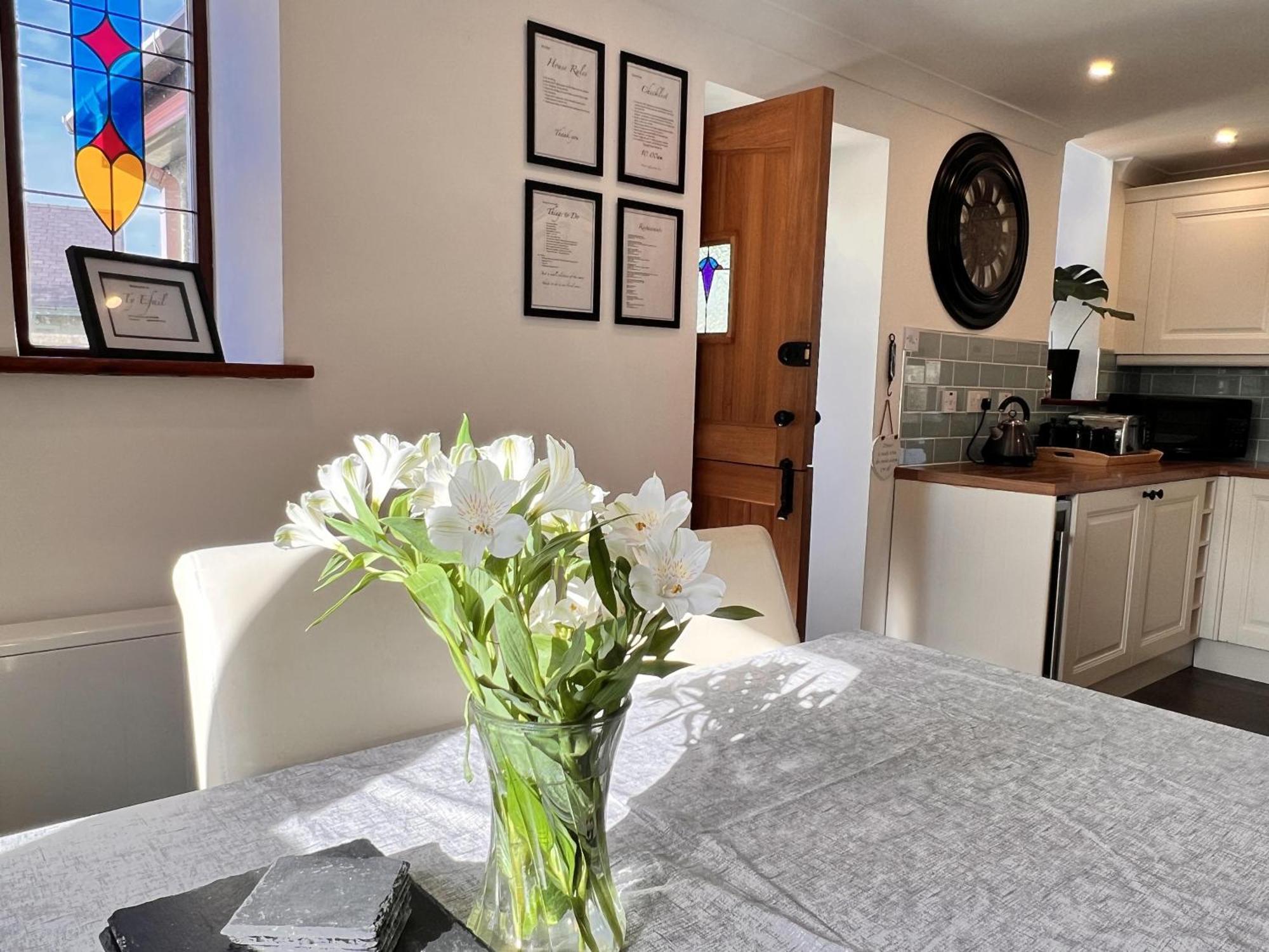 3 Bed Detached Cottage- Log Burner Mountain Views 波马利斯 外观 照片