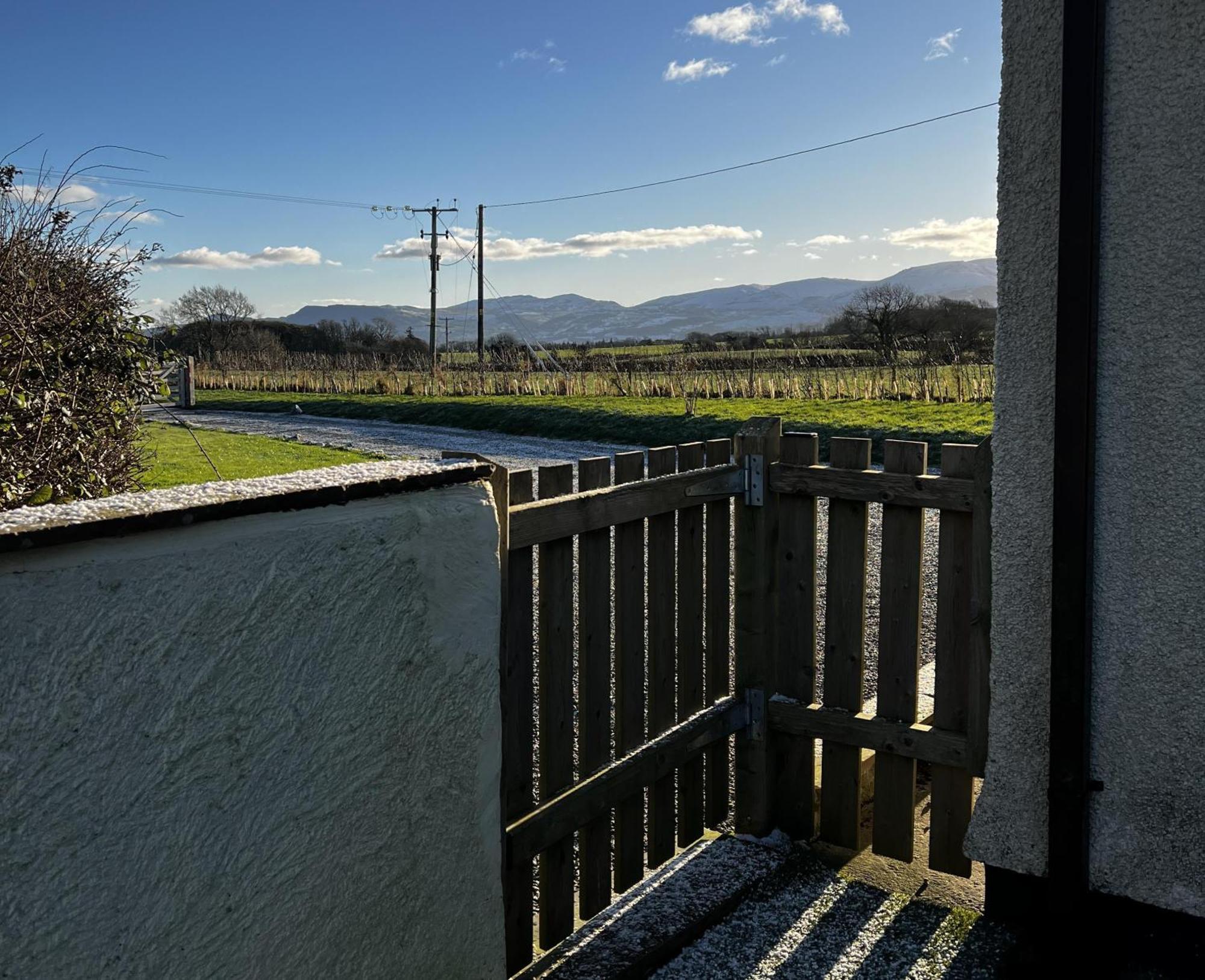 3 Bed Detached Cottage- Log Burner Mountain Views 波马利斯 外观 照片