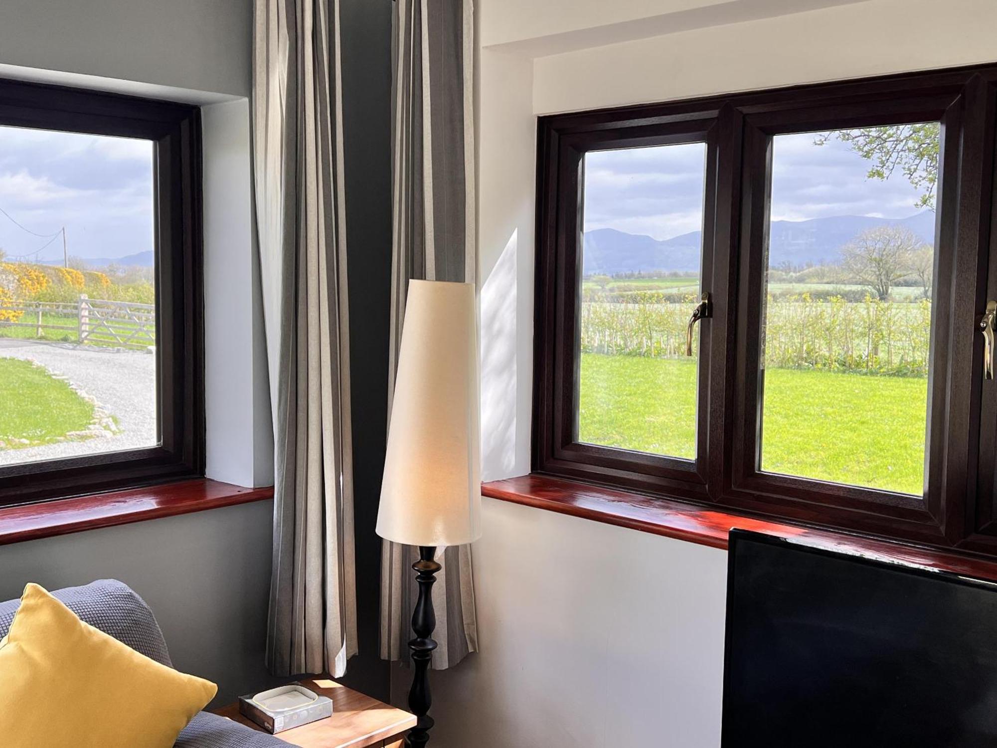 3 Bed Detached Cottage- Log Burner Mountain Views 波马利斯 外观 照片